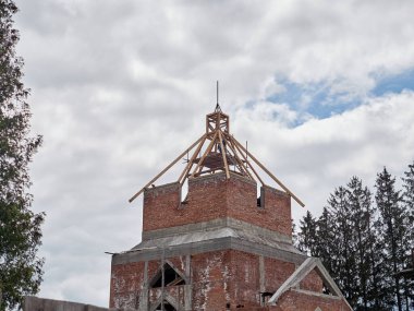 Şehirde terk edilmiş bir ev.