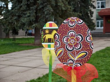 Parkta renkli Paskalya yumurtaları