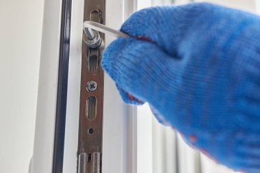 Pencereyi tamir eden bir adam 