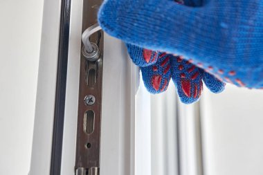 Pencereyi tamir eden bir adam 