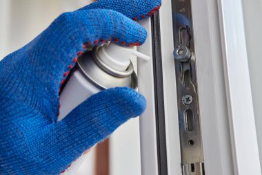 Pencereyi tamir eden bir adam 