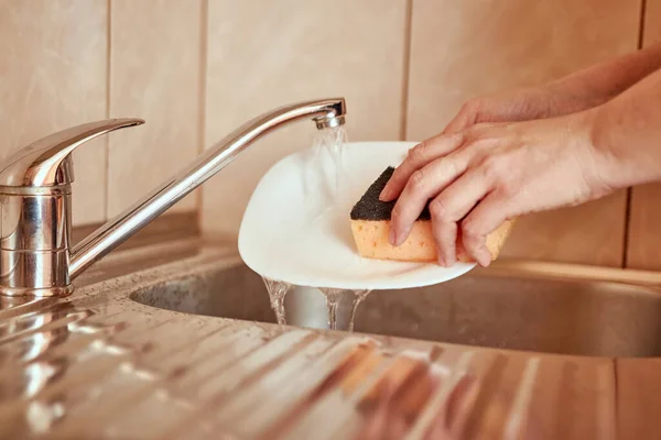 Donna Che Lava Piatto Nel Lavello Della Cucina — Foto Stock