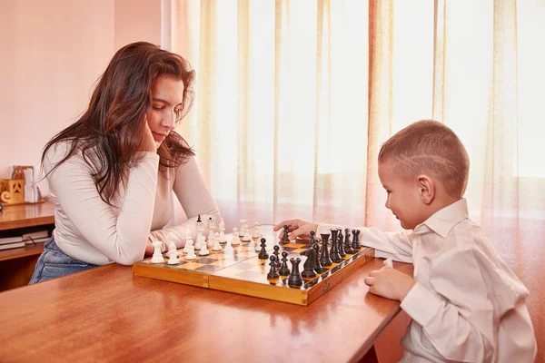 Mother Son Playing Chess Table — Stok fotoğraf