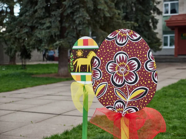 Parkta renkli Paskalya yumurtaları