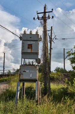 Mavi gökyüzünün arka planında yüksek voltajlı güç hattı