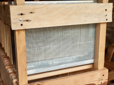 Arı çerçeveleri yapmak ve depolamak için bir aygıt. Apiculture. Bal yapıyorum. Arı kolonileri için bakım.