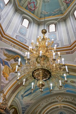 Kilisede büyük, şık bir avize. Bir Hıristiyan kilisesinin içinde.