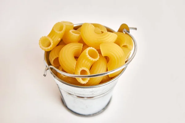 Miniatyr Metall Hink Fylld Med Pasta Vit Bakgrund — Stockfoto