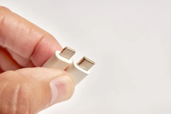 USB / Lightning ve USB-C bağlantılarını elinizde tutun