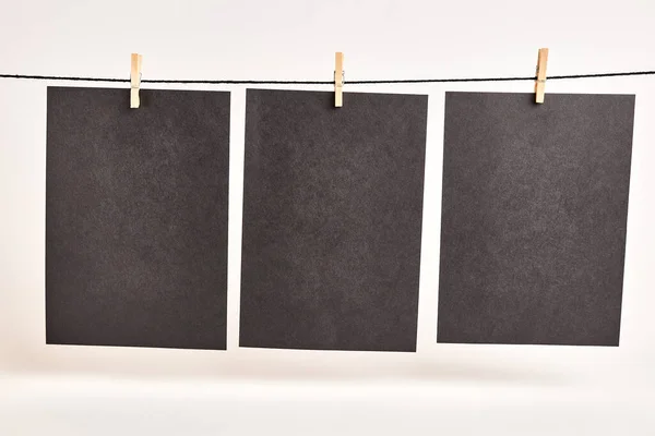 Hojas Papel Negro Colgadas Con Pinzas Ropa Una Cuerda Sobre — Foto de Stock