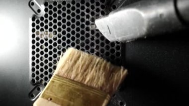 Bilgisayar ızgarasındaki toz kirliliği. Bilgisayar bakımı ve temizlik.