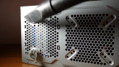 Bilgisayar ızgarasındaki toz kirliliği. Bilgisayar bakımı ve temizlik.