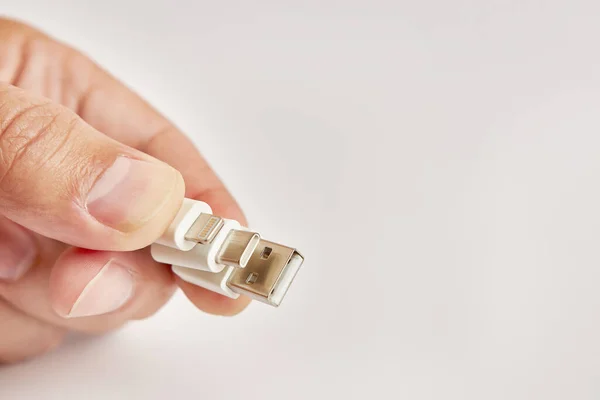 USB Yıldırımını ve USB C 'yi elinizde tutun, USB bağlantıları