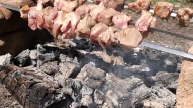Açık ateşte et şişi pişirmek. Yaz tatili şehir dışında..