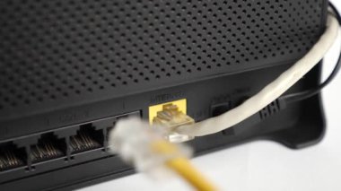 İnternet 'e bağlanmak için bir ağ kablosu yönlendiriciye bağlıdır.