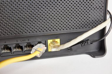 İnternet 'e bağlanmak için bir ağ kablosu yönlendiriciye bağlıdır.