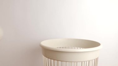 LED ampuller imha ve geri dönüşüm için atılır.