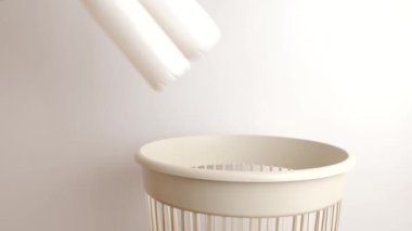 Boş plastik şişeler imha ve geri dönüşüm için atılıyor..