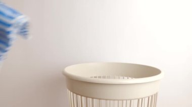 Plastik torbalar atılmak ve geri dönüşüm için atılıyor..