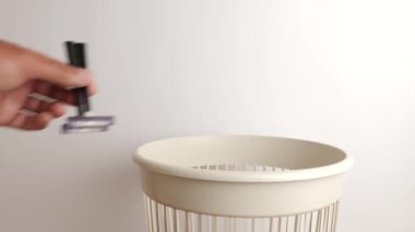 Kullanılan jiletler imha ve geri dönüşüm için atılıyor..