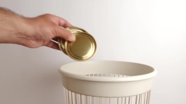 Konserve kapakları imha ve geri dönüşüm için atılıyor.