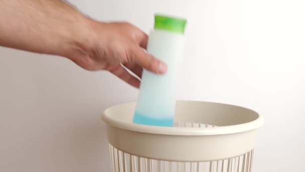 空的塑料瓶被扔掉供处置和循环利用 — 图库视频影像
