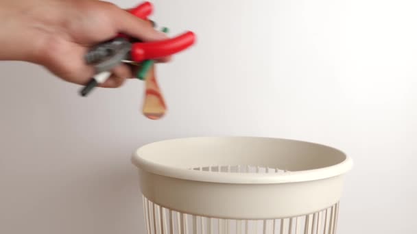 家庭用プラスチック製品は廃棄 リサイクルのために捨てられています — ストック動画