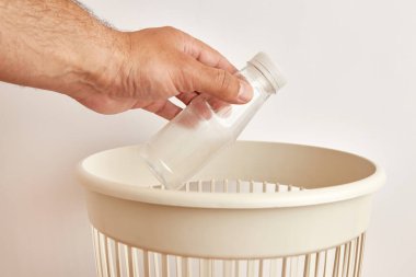 Boş plastik şişeler imha ve geri dönüşüm için atılıyor..