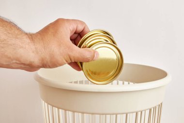 Konserve kapakları imha ve geri dönüşüm için atılıyor.