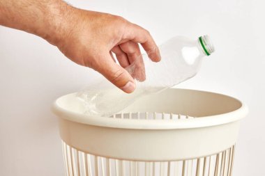 Boş plastik şişeler imha ve geri dönüşüm için atılıyor..