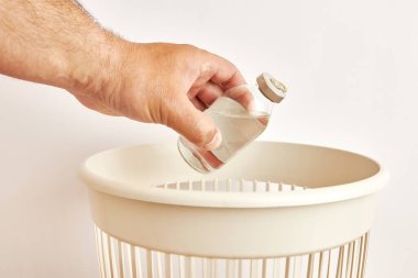 Tarihi geçmiş bir şişe tıbbi çözüm imha ve geri dönüşüm için atılıyor..