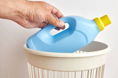 Boş plastik şişeler imha ve geri dönüşüm için atılıyor..