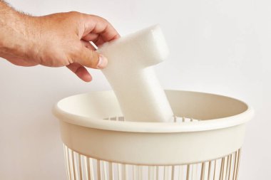 Atık ve geri dönüşüm için ambalaj malzemesi atılır.