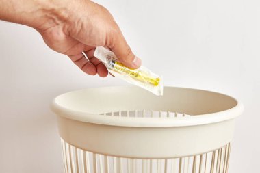 Kullanılan şırıngalardan kurtulmalı ve geri dönüştürülmelidir..