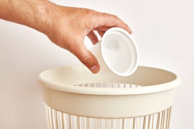 Plastik cam geri dönüşüm ve atılma için atık sahalarına atılıyor.