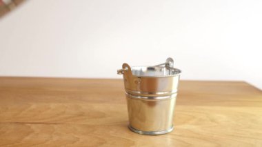 Küçük bir kovaya votka dök. Alkol bağımlılığı kavramı.