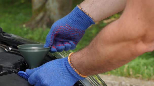 Levantando Capucha Del Coche Hombre Añade Líquido Para Limpiar Parabrisas — Vídeos de Stock