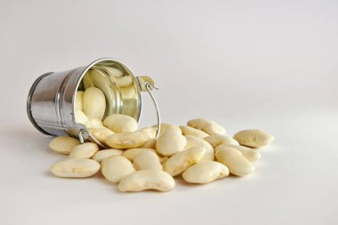 Metal kovada beyaz fasulyeler..