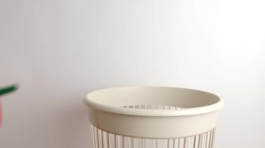 Evdeki plastik eşyalar atılmak ve geri dönüşüm için atılıyor.