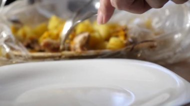 Taze pişmiş patates ve eti tabağa koyun..