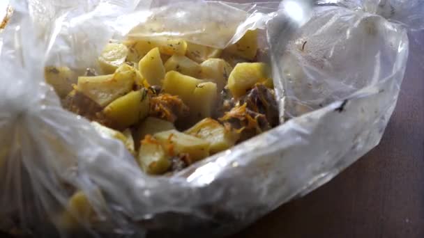 Φρεσκοψημένες Ζεστές Πατάτες Και Κρεατικά — Αρχείο Βίντεο
