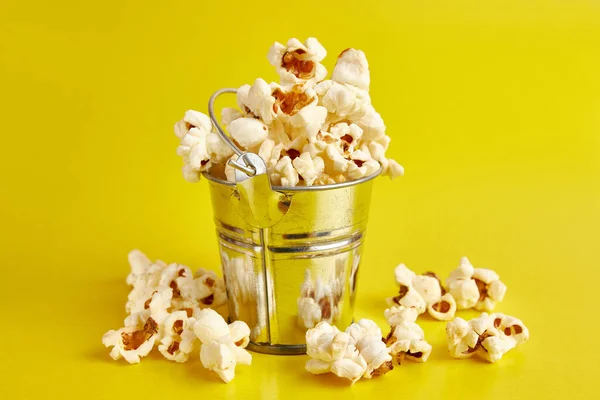 Liten Hink Fylld Med Popcorn — Stockfoto