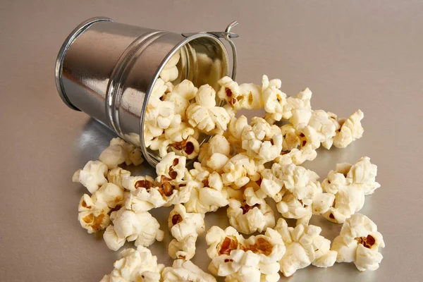 Liten Hink Fylld Med Popcorn — Stockfoto