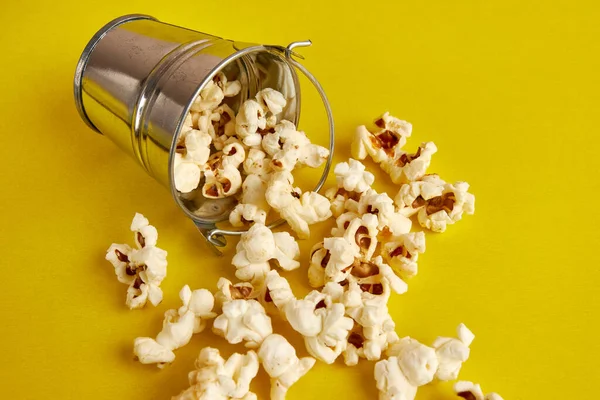 Liten Hink Fylld Med Popcorn Gul Bakgrund — Stockfoto