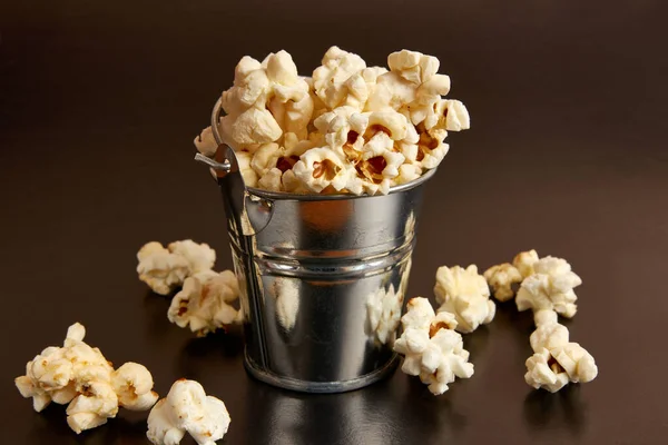 Małe Wiadro Wypełnione Popcornem Czarnym Tle — Zdjęcie stockowe
