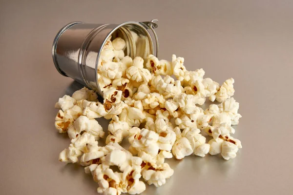 Liten Hink Fylld Med Popcorn Grå Bakgrund — Stockfoto