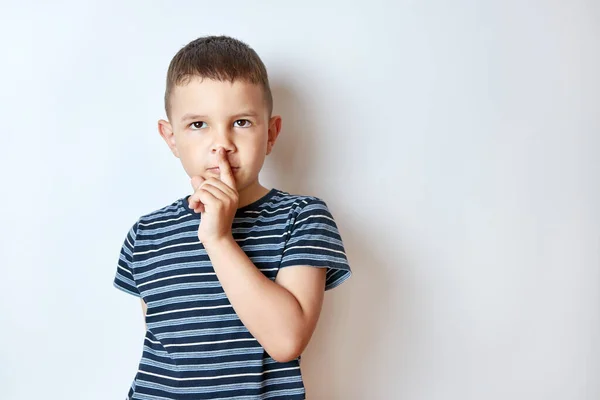 Niño Guapo Levanta Dedo Índice Boca Mostrando Gesto Silencio —  Fotos de Stock