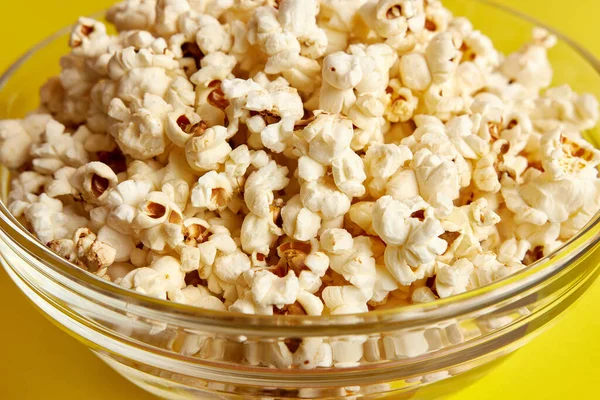 Duża Przezroczysta Miska Wypełniona Popcornem Żółtym Tle — Zdjęcie stockowe