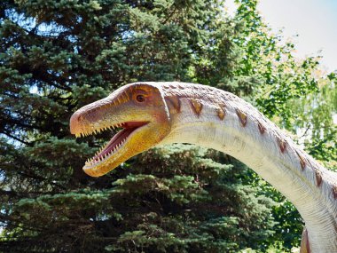 Vahşi doğada platesaurus dinozor modeli. Tarih öncesi bir hayvan türü..