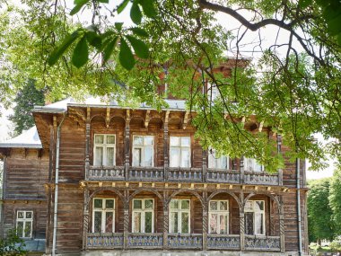 Ormandaki güzel tarihi ahşap ev. Doğanın bağrında hayat.